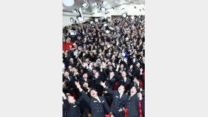 “드넓은 세상으로…” 해사대학 졸업 자축