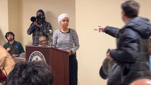 소말리아 난민 출신 美의원, “ICE 해체” 연설중 액체테러 당해