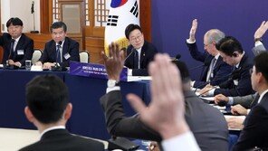 李 “韓 시장 여전히 저평가… 투자위해 불필요한 규제 없애주겠다”