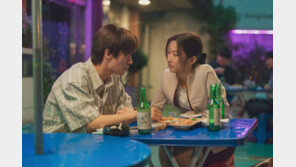 ‘만약에 우리’, 18일째 박스오피스 정상…211만 돌파