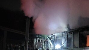 불나자 아내 깨워 대피시킨 80대, 끝내 탈출 못하고…