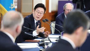 이 대통령 “증권거래소는 ‘백화점’…썩은 상품 확실히 정리해야”