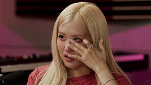 로제 “몰래 연애때 파파라치 피하려 할머니 변장”