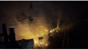 김해 비철금속 공장 화재 13시간째…건물·소방차 2대 전소