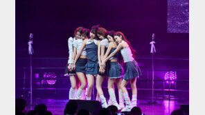 이즈나, 첫 日 팬 콘서트 전석 매진 속 성료