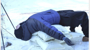 ‘뼈다귀’ 주우재, 혹한기 홍천서 20㎏ 포대 옮기다 철퍼덕…“왜 눈물나?”