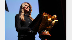 ‘멜라니아 다큐’ 판권 580억원…아마존, 트럼프 환심 사려 투자?