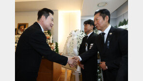 이해찬 빈소서 손 맞잡은 정청래-장동혁