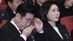 눈물 훔치는 李대통령…이해찬 전 총리 영결식 참석