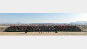 인민들은 사라지고 김정은만 남았다…북한 ‘1호 사진’의 변화[청계천 옆 사진관]