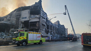 음성 생필품 공장 화재, 22시간 만에 완진…소방, 대응 1단계 하향