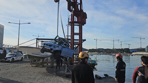울산해경, 기장군 바다에 차량 추락…의식 없는 40대男 구조