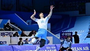 ‘러셀 28점’ 대한항공, KB손보 3-2 제압…선두 현캐 1점 차 추격