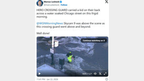 물바다 도로에서 학생을 어깨에 ‘척’…美안전요원 선행 화제