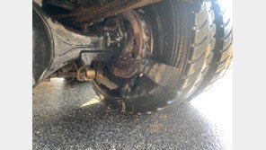 달리던 덤프트럭 뒷바퀴에 불…브레이크 라이닝 과열 추정