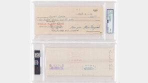 잡스가 40년전 서명한 500달러 수표, 35억원에 팔려