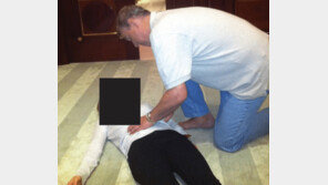 앤드루 前왕자, 누운 여성 신체에 손댄 사진… 英사회 발칵