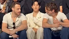 정해인, ‘쩍벌’ 서양인 사이에서 곤혹…인종차별 논란도