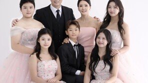 이동국, 결혼 20주년 가족사진…훌쩍 자란 5남매 ‘눈길’