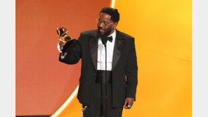 ‘루터’ 켄드릭 라마, 2년 연속 그래미 ‘올해의 레코드’ 수상