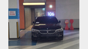 “스티커 붙이면 아파트 입구 막는다”…공동현관 앞 주차한 차주