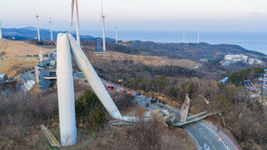 영덕 풍력발전기 1기 ‘꽈당’… 인명피해 없어