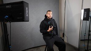 “오늘은 좀 오겠죠?” 선수들 오기만 기다리는 ‘경기장 옆 사진관’ 사진작가