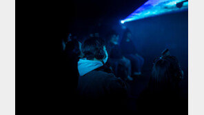 헤드폰 소리 따라가면… ‘땅 밑에’ 세계와 만난다