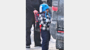 ICE에 구금됐던 5세 ‘파란 토끼 모자 소년’ 집으로… [지금, 이 사람]