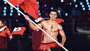 ‘통가 근육맨’, 밀라노 올림픽 오륜기 기수 맡아