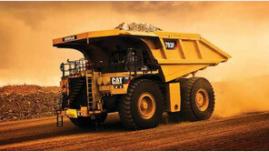 ‘올드 이코노미’ 상징? ‘AI 인프라’ 기업!… 멈추지 않는 노란 불도저[최중혁의 월가를 흔드는 기업들]