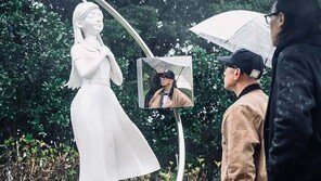 ‘서희원 1주기’ 그녀 동상 세운 구준엽…제막식에 강원래도