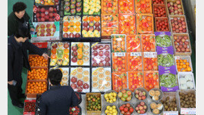 명절선물용 과일세트 가득한 시장