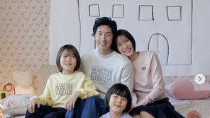 김나영, ♥마이큐·두 아들과 단란한 4인 가족 화보…서로 닮은꼴