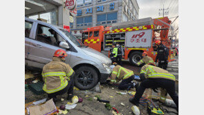 후진하다 노점상 덮친 SUV…야채 팔던 70대 자매 사상