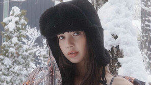 블랙핑크 리사, 설원 위서 비키니 수영복 입고…파격 노출 스타일링 