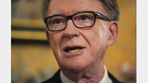 엡스타인에 기밀 넘겼나…英 전 산업장관 사임