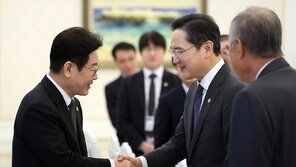 李대통령 “해외일정 취소하고 오셨다고요”…이재용 “당연합니다” 