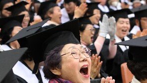 “졸업했어요”… 봄처럼 환한 미소