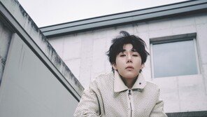 김성규, 무채색 스타일링에 자연스러운 포즈…신보 기대 UP