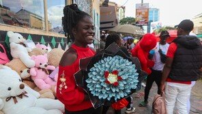 “‘돈 꽃다발’ 만들면 징역 7년”…밸런타인데이 앞두고 경고한 케냐