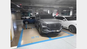 “이건 너무한데”…준대형 SUV, 경차 주차면 3칸 점령에 공분