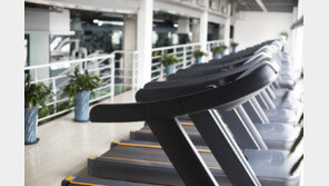 러닝머신 내려오다 넘어진 회원… 법원 “헬스장 책임도 있어”