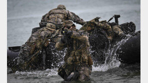 겨울바다 뚫고… 해군 특전요원 혹한기 훈련