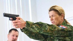 군복 입은 네덜란드 왕비 “안보는 공짜가 아니다”[지금, 이 사람]