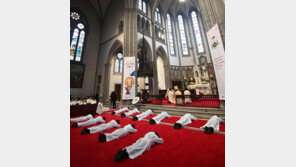 ‘가장 낮은 이가 되어…’ 천주교 부제 서품식