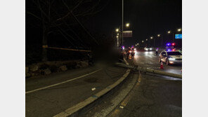 교차로서 전봇대 정면충돌 승용차 완파…운전자 중상·30대女 사망