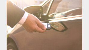 “내 포르쉐로 허세 부리는 남친…친구 웨딩카로 빌려달라네요”