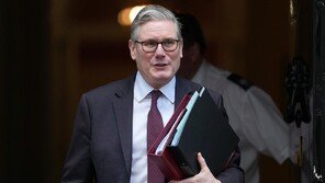 英 총리, ‘엡스타인 친분’ 前 주미 대사 임명 사과…비서실장 경질은 거부