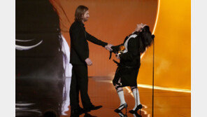 “니들 이름 엡스타인 명단에…” 빌리 아일리시 오빠, 美 보수층 직격